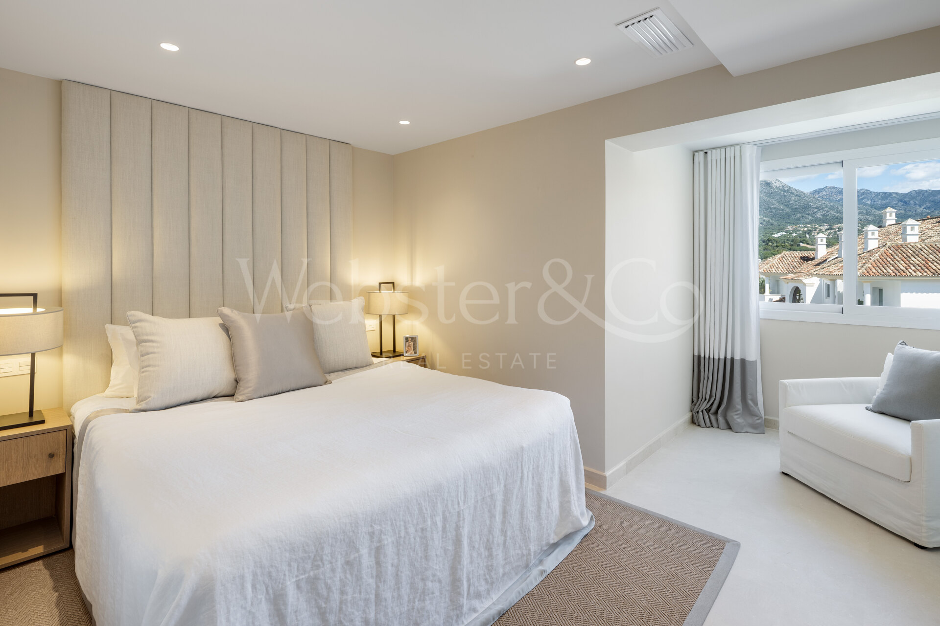 Elegante ático dúplex que ofrece estilo y comodidad