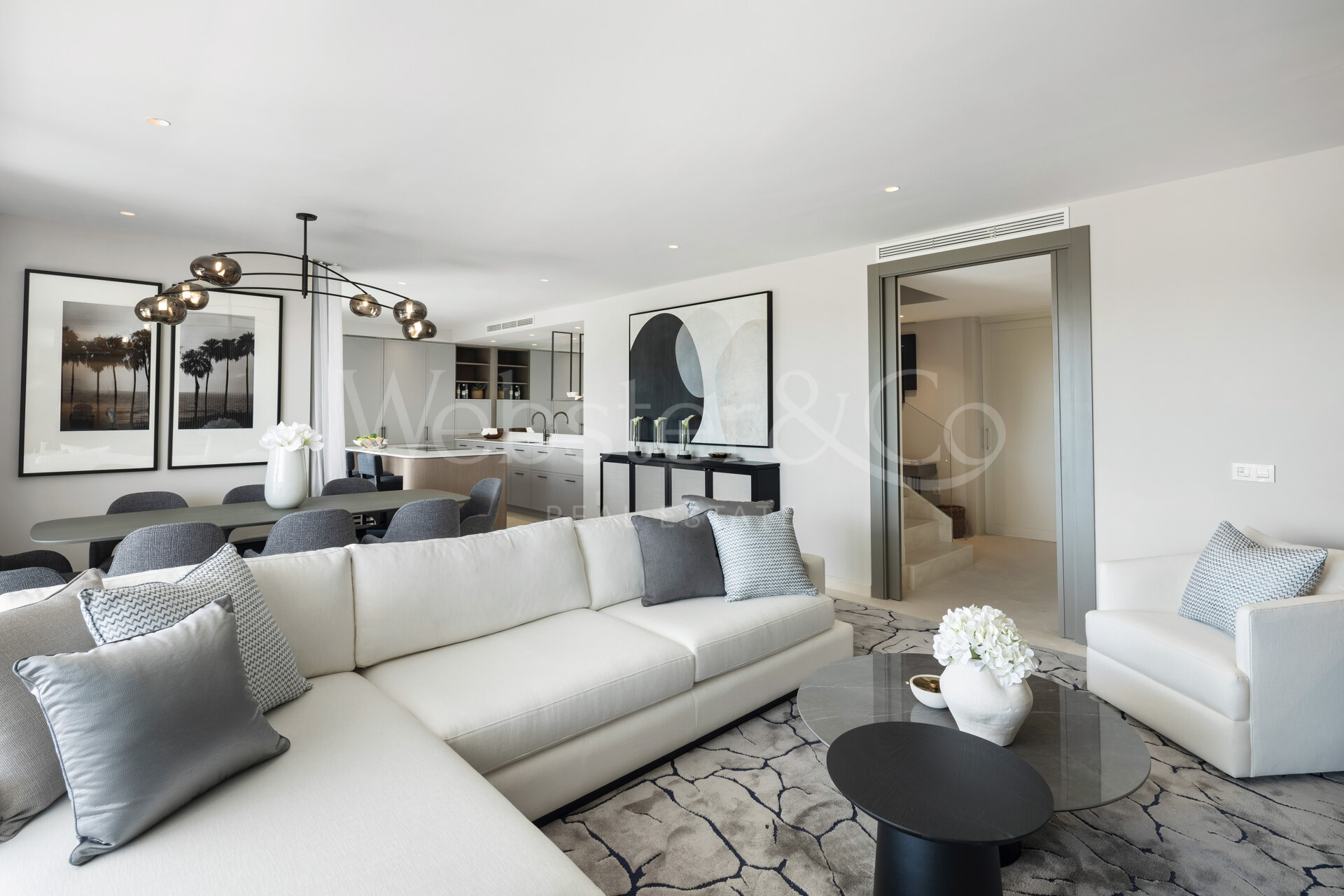 Elegante ático dúplex que ofrece estilo y comodidad