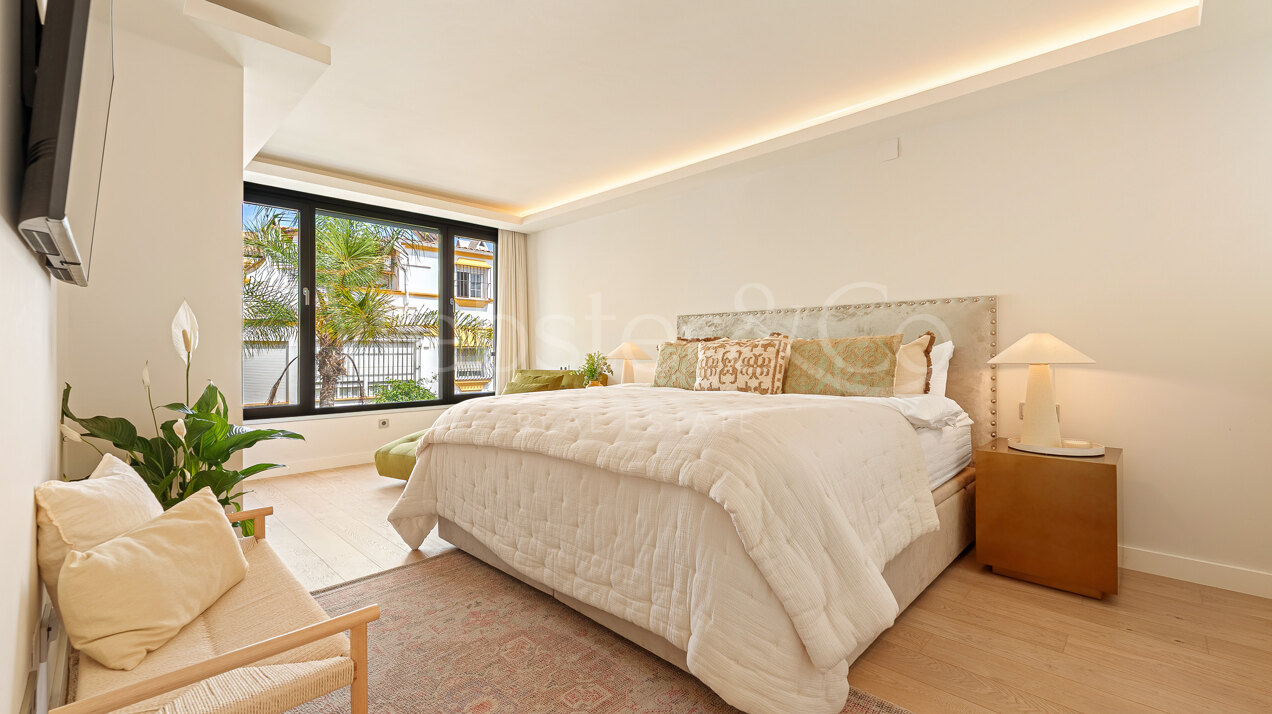 Sophisticated coastal retreat on the Golden Mile