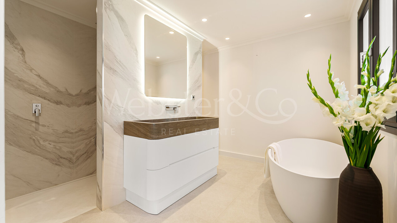 Sophisticated coastal retreat on the Golden Mile