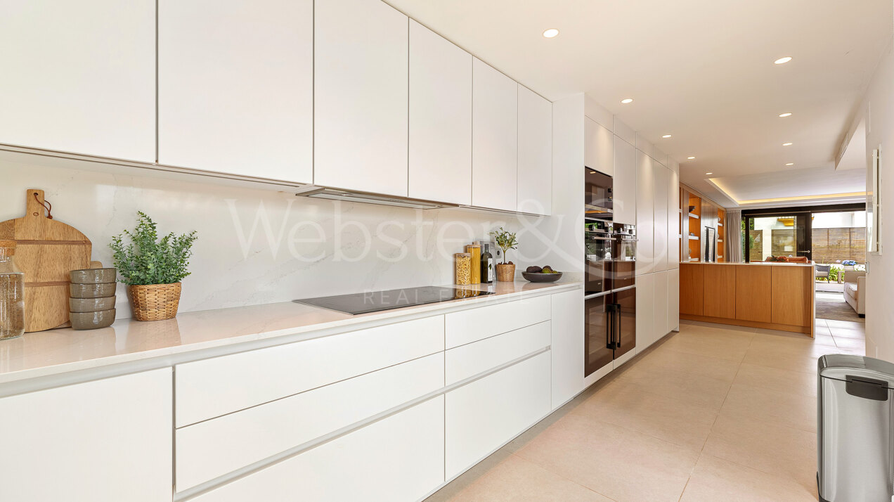 Sophisticated coastal retreat on the Golden Mile