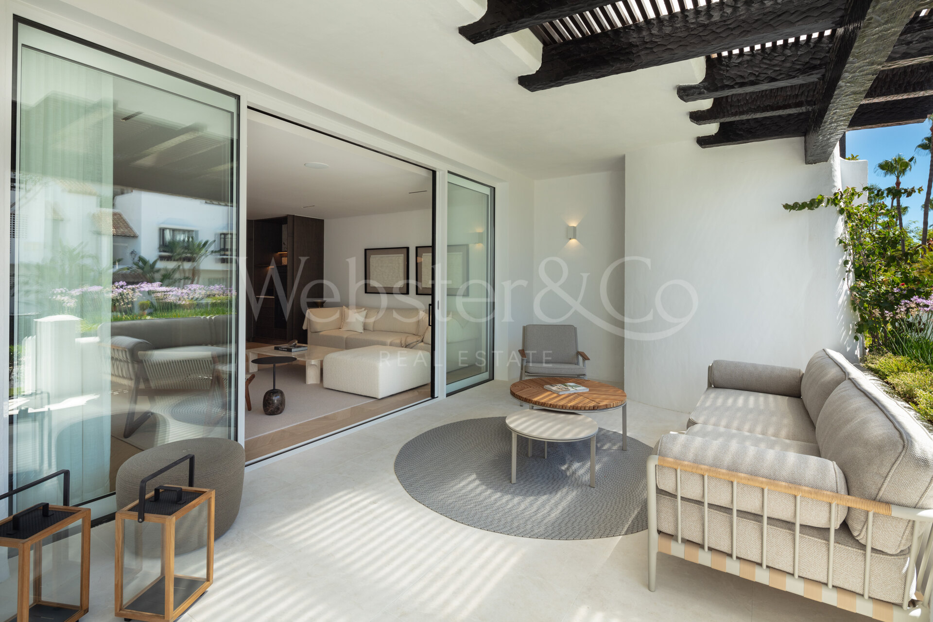 Elegancia junto al mar en apartamento Puente Romano