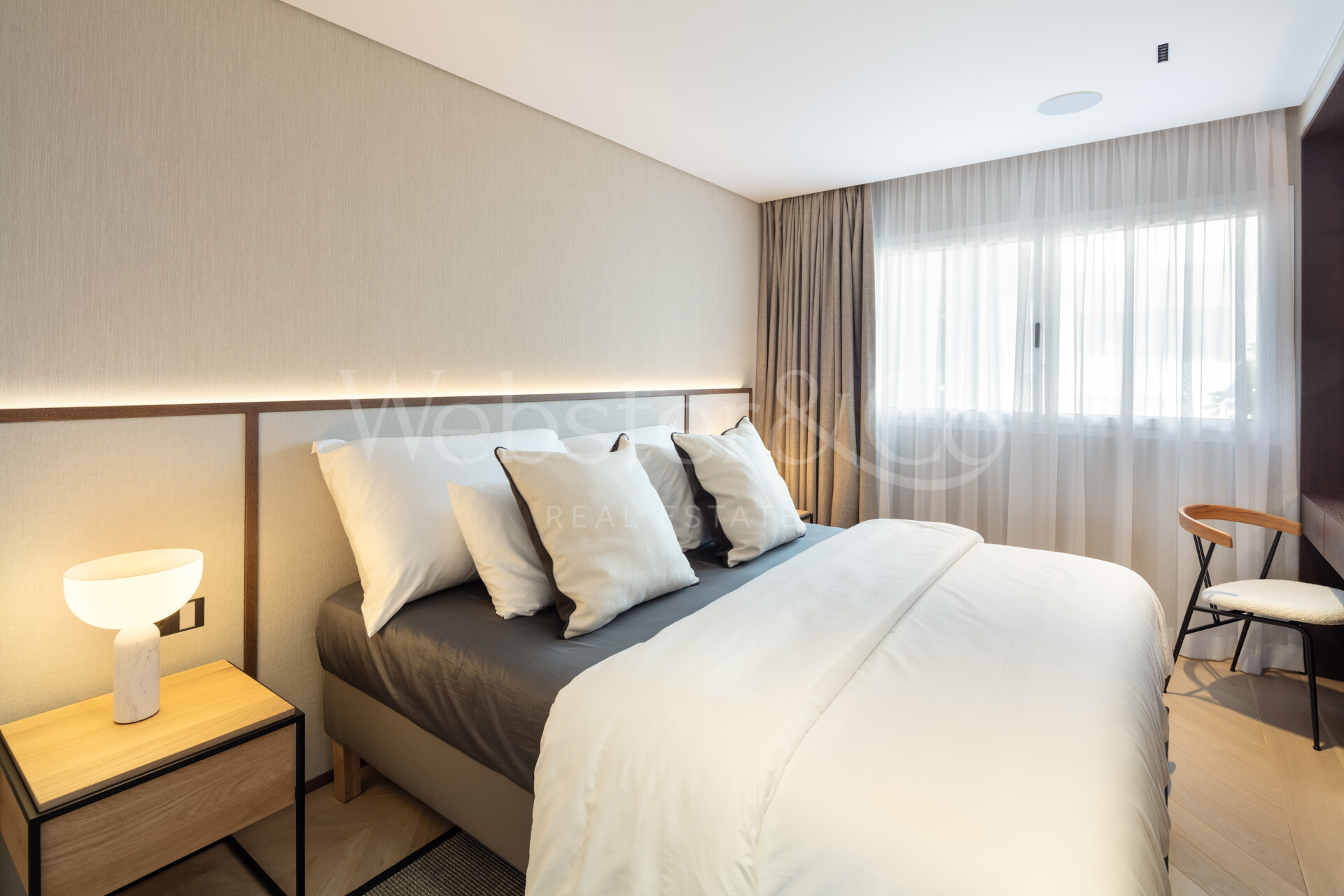 Elegancia junto al mar en apartamento Puente Romano