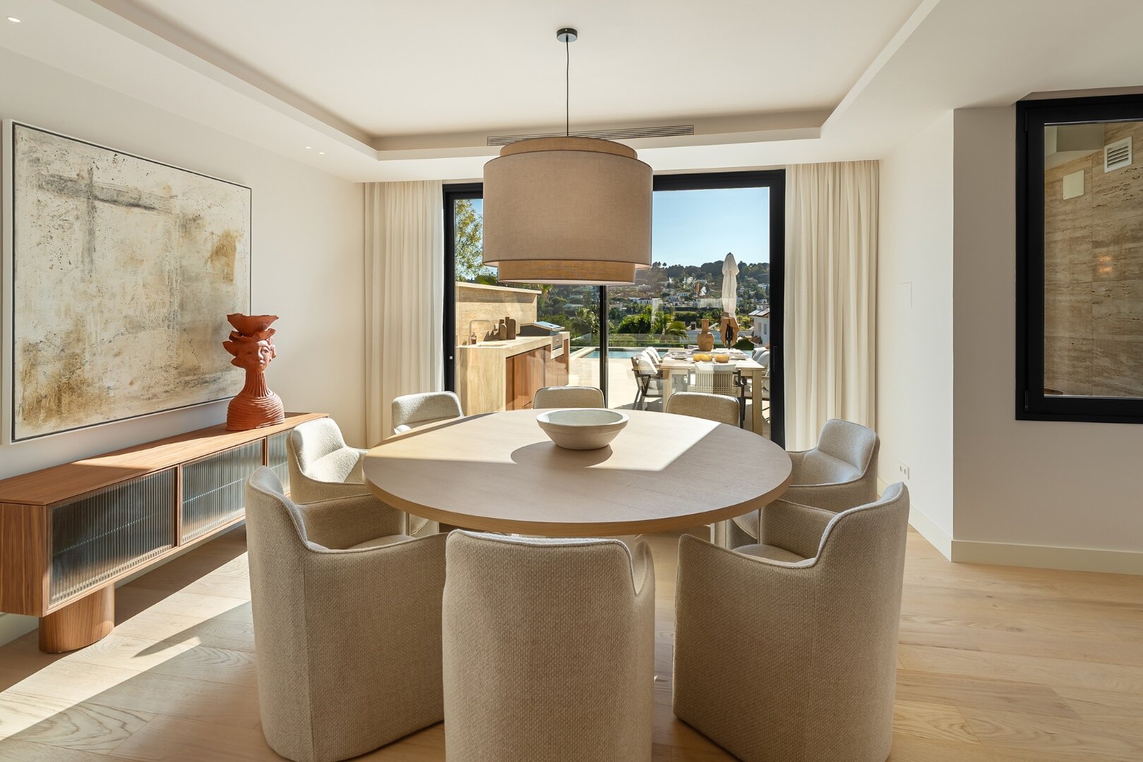 Hogar encantador que irradia elegancia y estilo