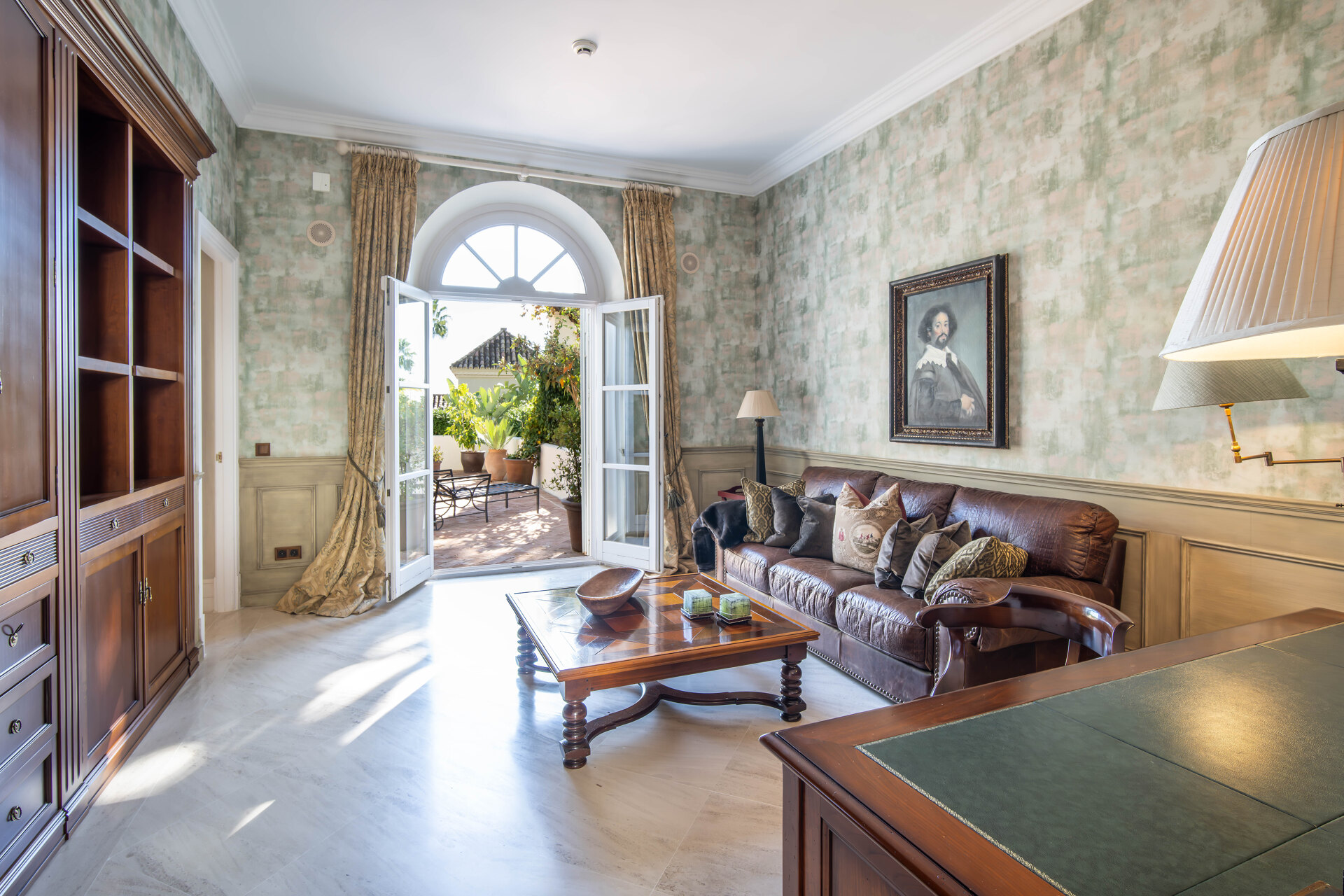 Timeless estate seamlessly blends style & privacy