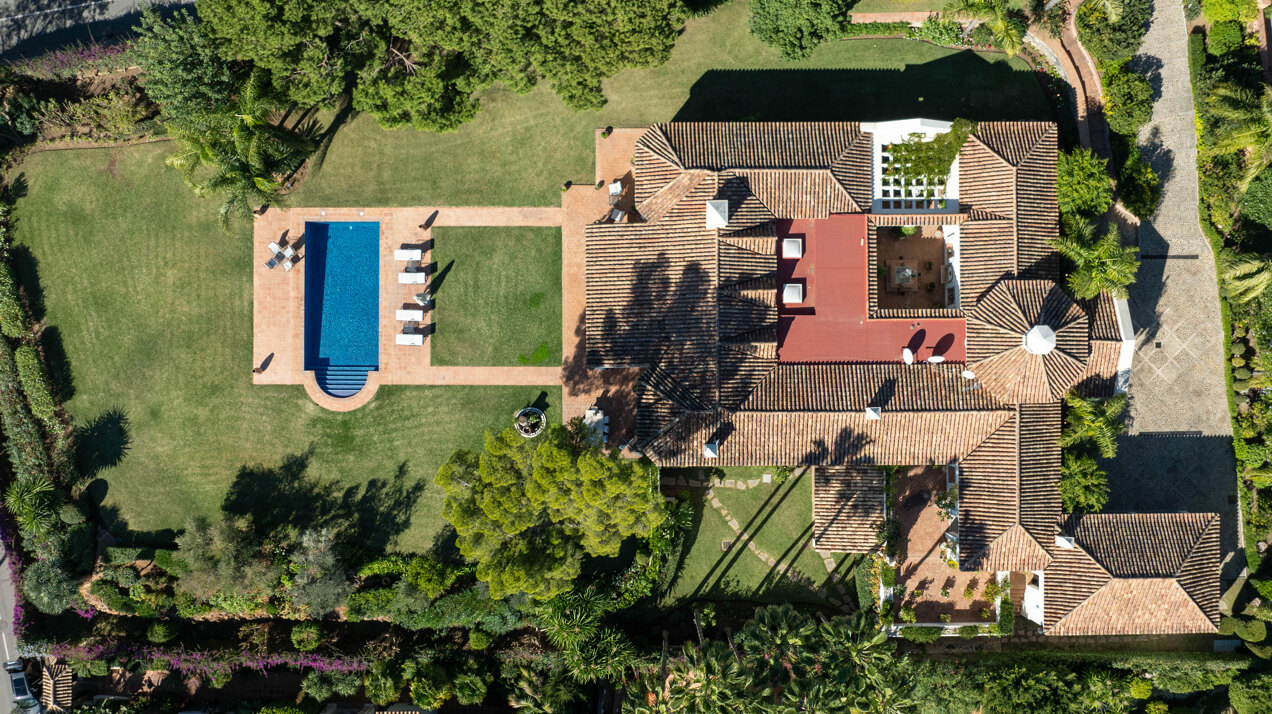 Timeless estate seamlessly blends style & privacy