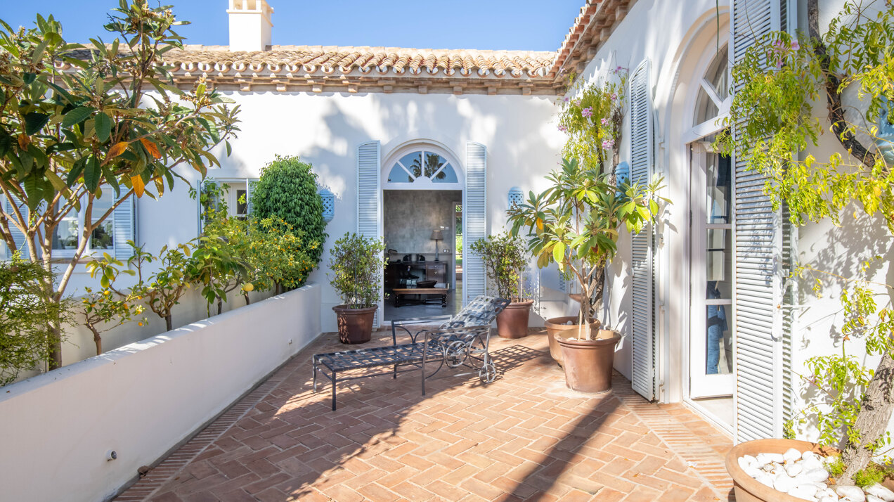 Timeless estate seamlessly blends style & privacy