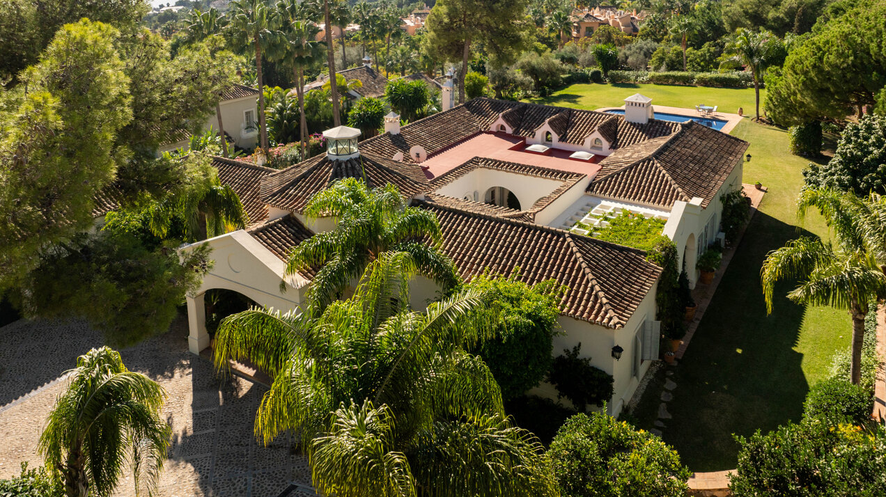 Timeless estate seamlessly blends style & privacy
