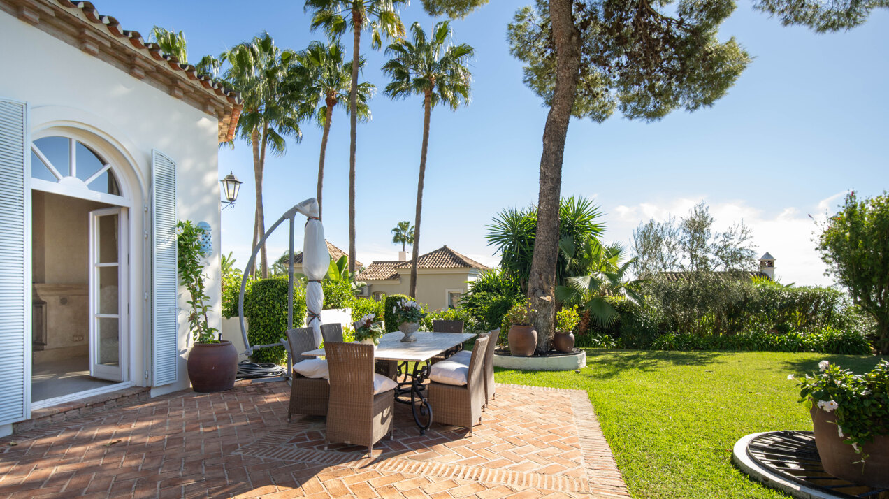Timeless estate seamlessly blends style & privacy