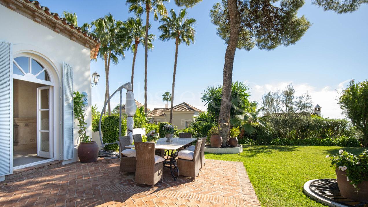 Timeless estate seamlessly blends style & privacy