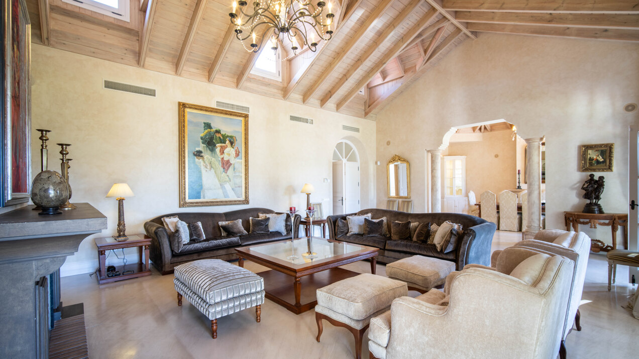 Timeless estate seamlessly blends style & privacy