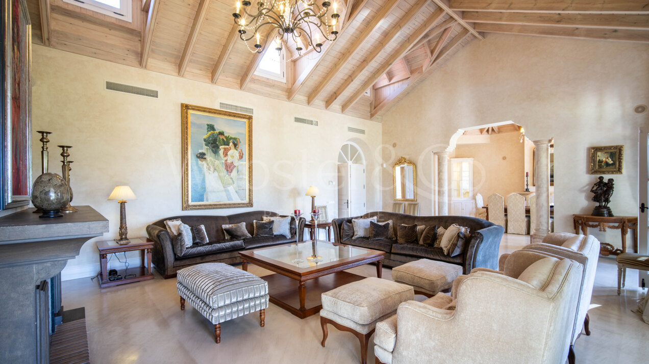 Timeless estate seamlessly blends style & privacy