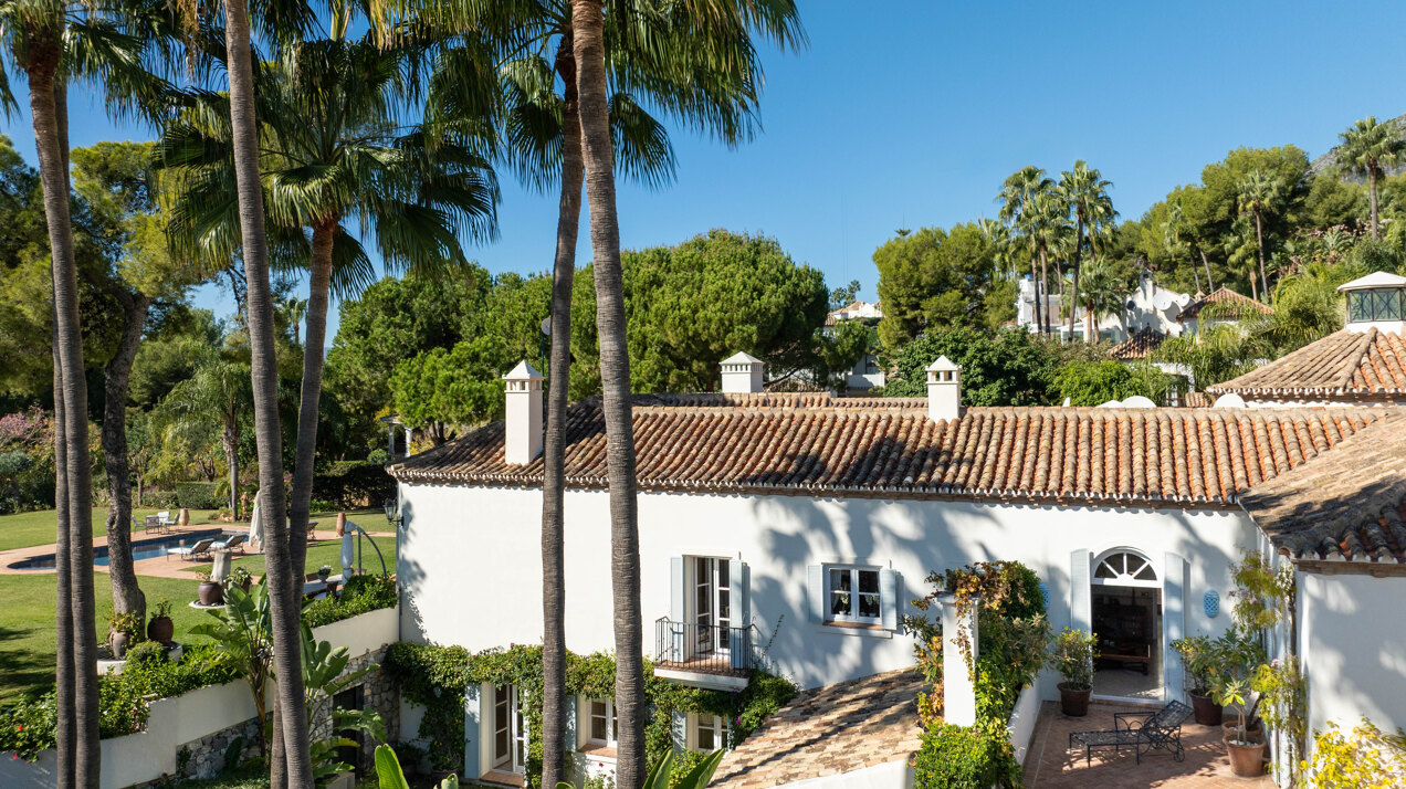 Timeless estate seamlessly blends style & privacy