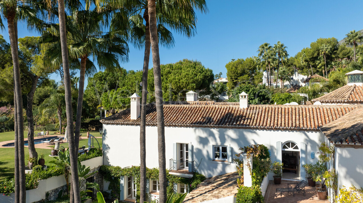 Timeless estate seamlessly blends style & privacy