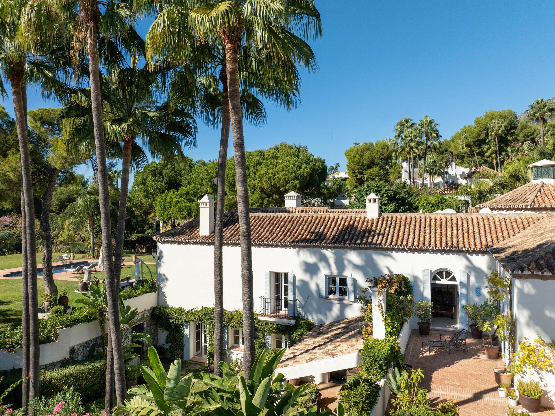 Timeless estate seamlessly blends style & privacy