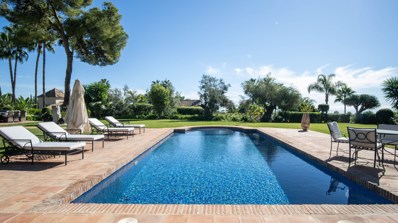 Timeless estate seamlessly blends style & privacy