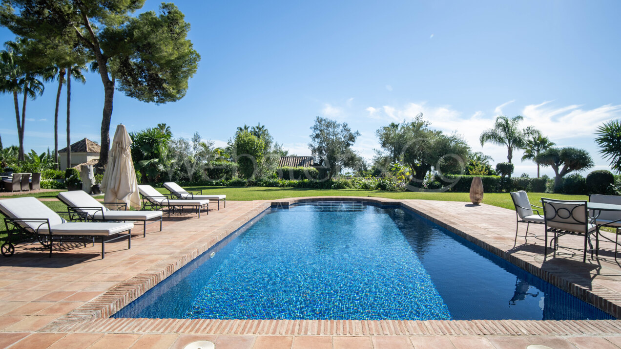 Timeless estate seamlessly blends style & privacy