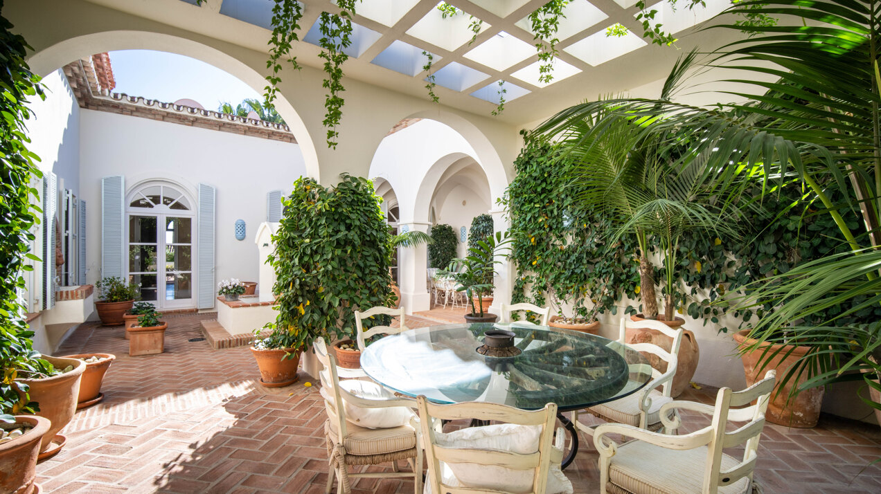 Timeless estate seamlessly blends style & privacy
