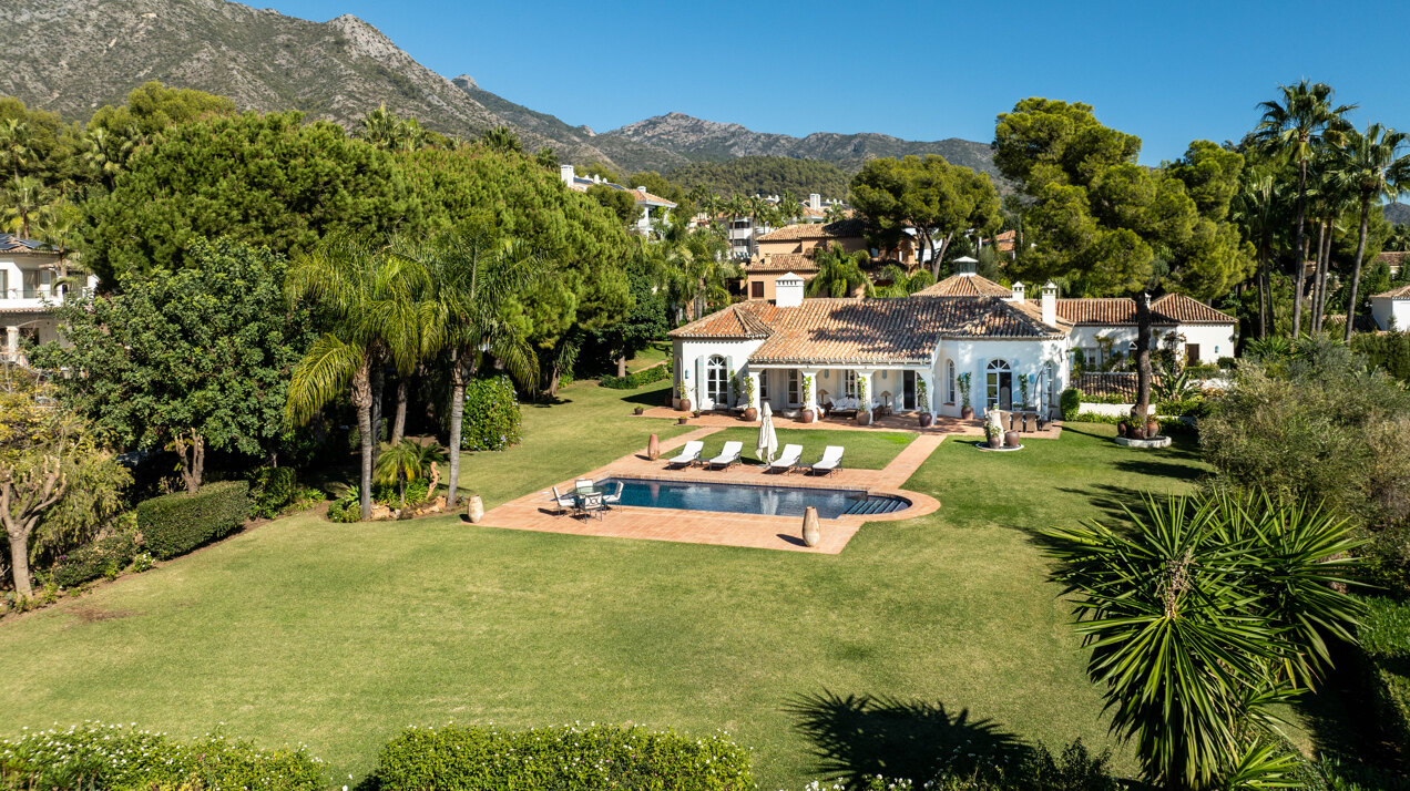 Timeless estate seamlessly blends style & privacy