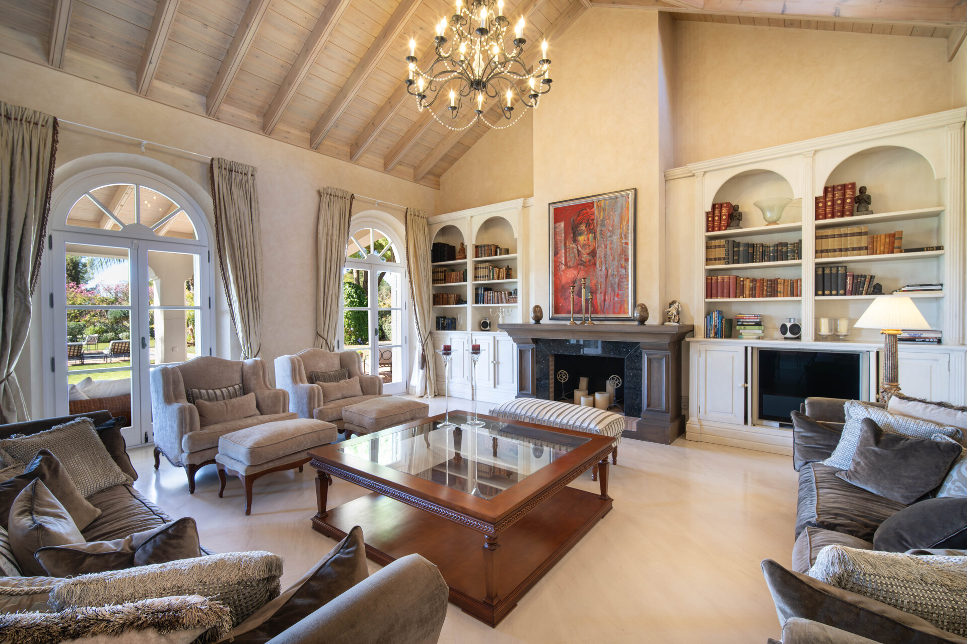 Timeless estate seamlessly blends style & privacy