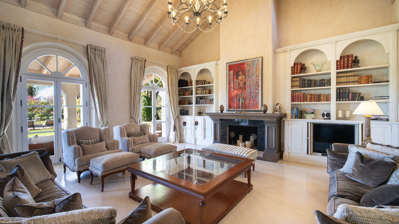 Timeless estate seamlessly blends style & privacy