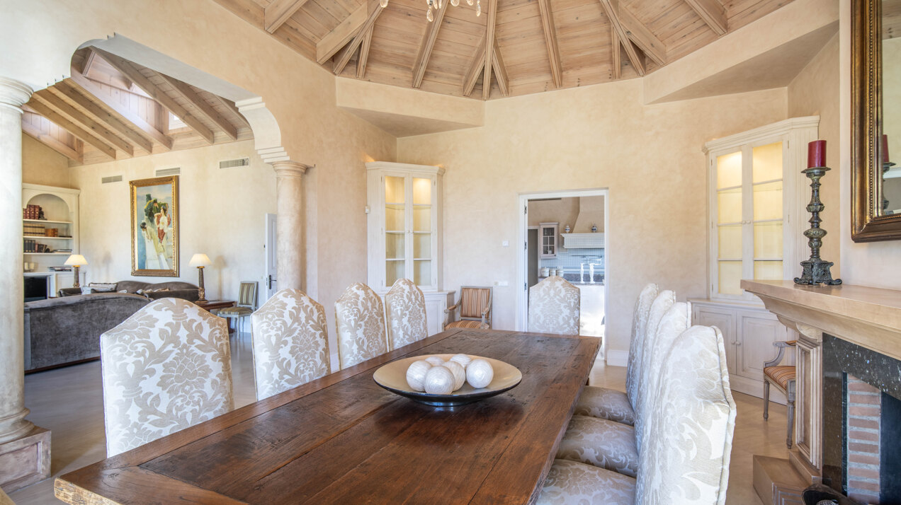 Timeless estate seamlessly blends style & privacy