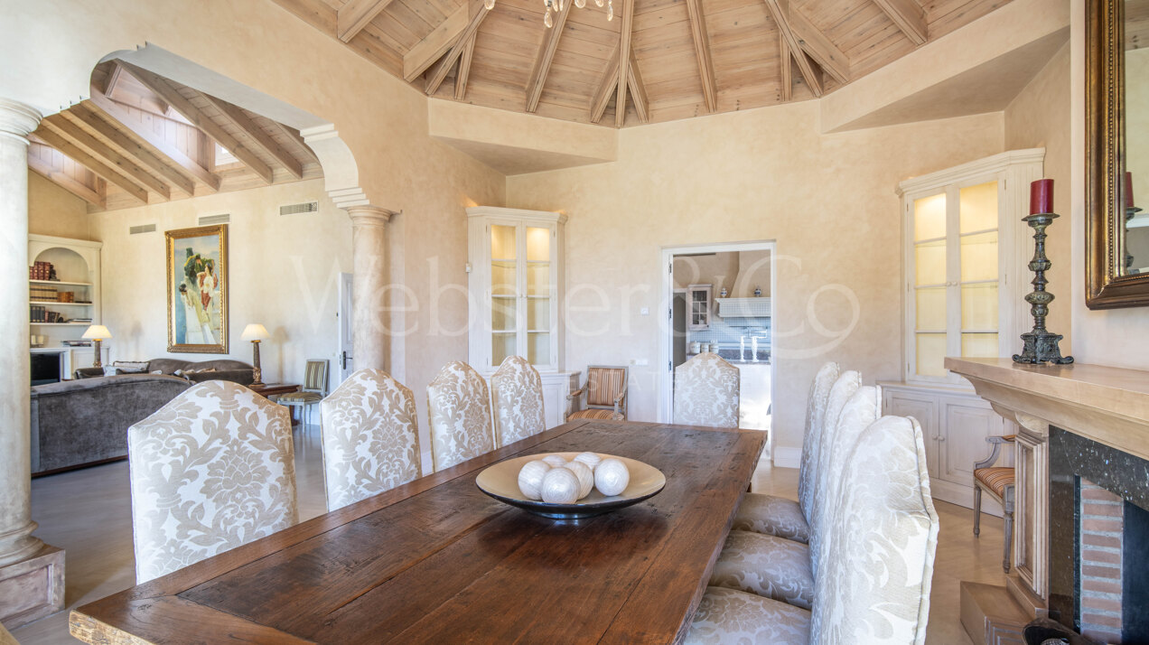 Timeless estate seamlessly blends style & privacy