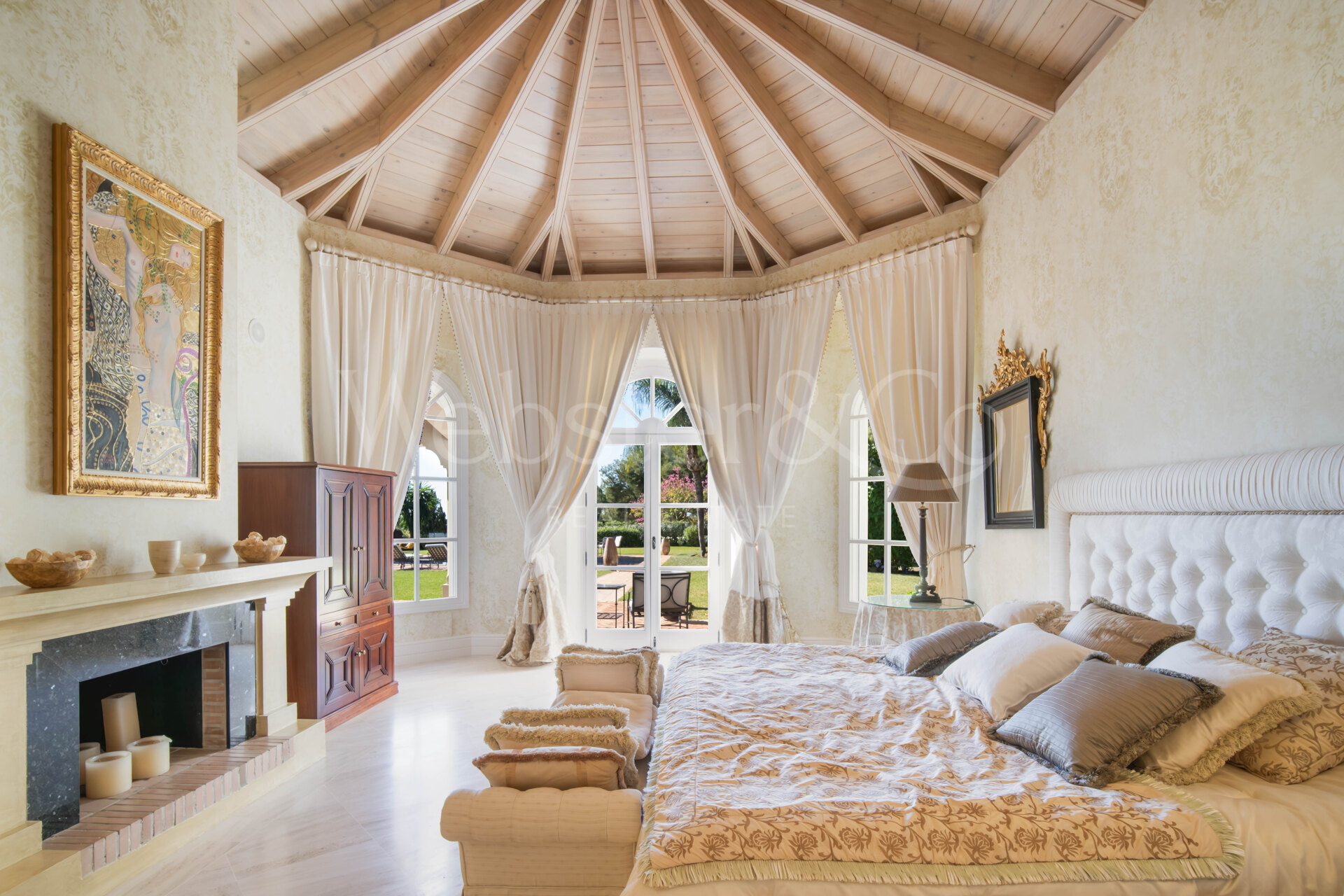 Timeless estate seamlessly blends style & privacy