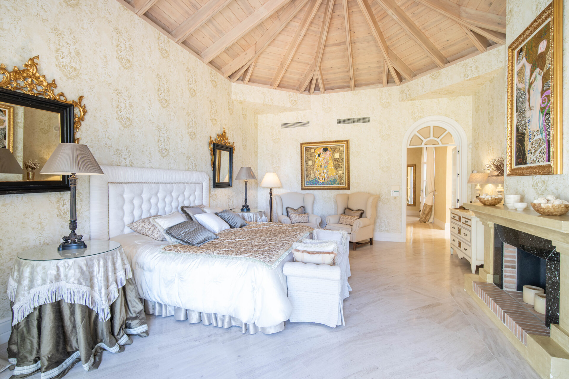 Timeless estate seamlessly blends style & privacy