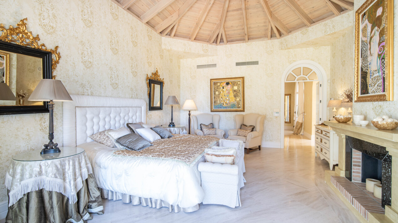 Timeless estate seamlessly blends style & privacy