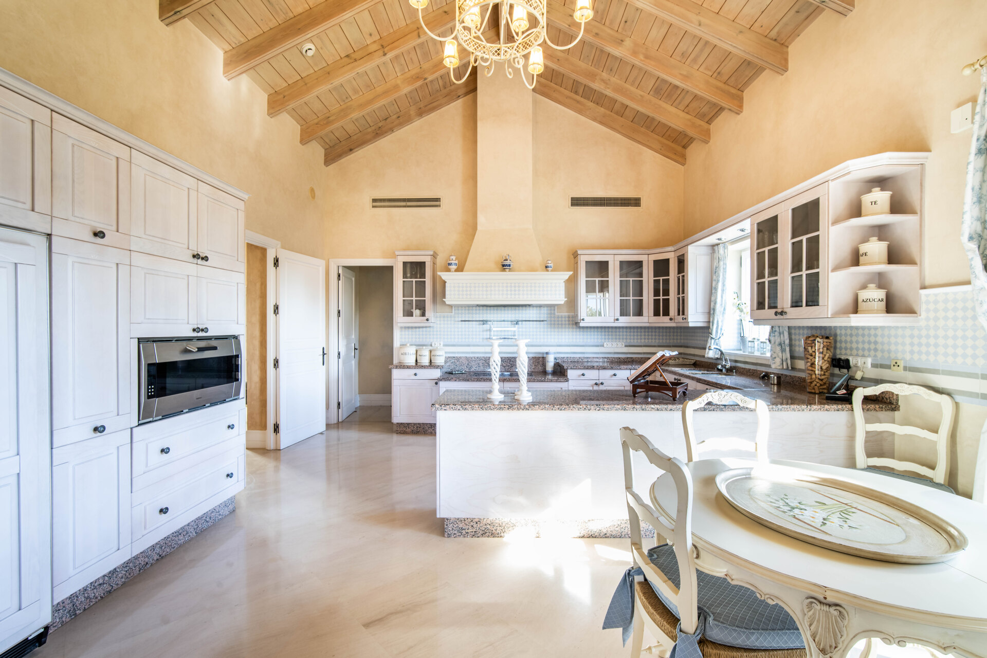 Timeless estate seamlessly blends style & privacy