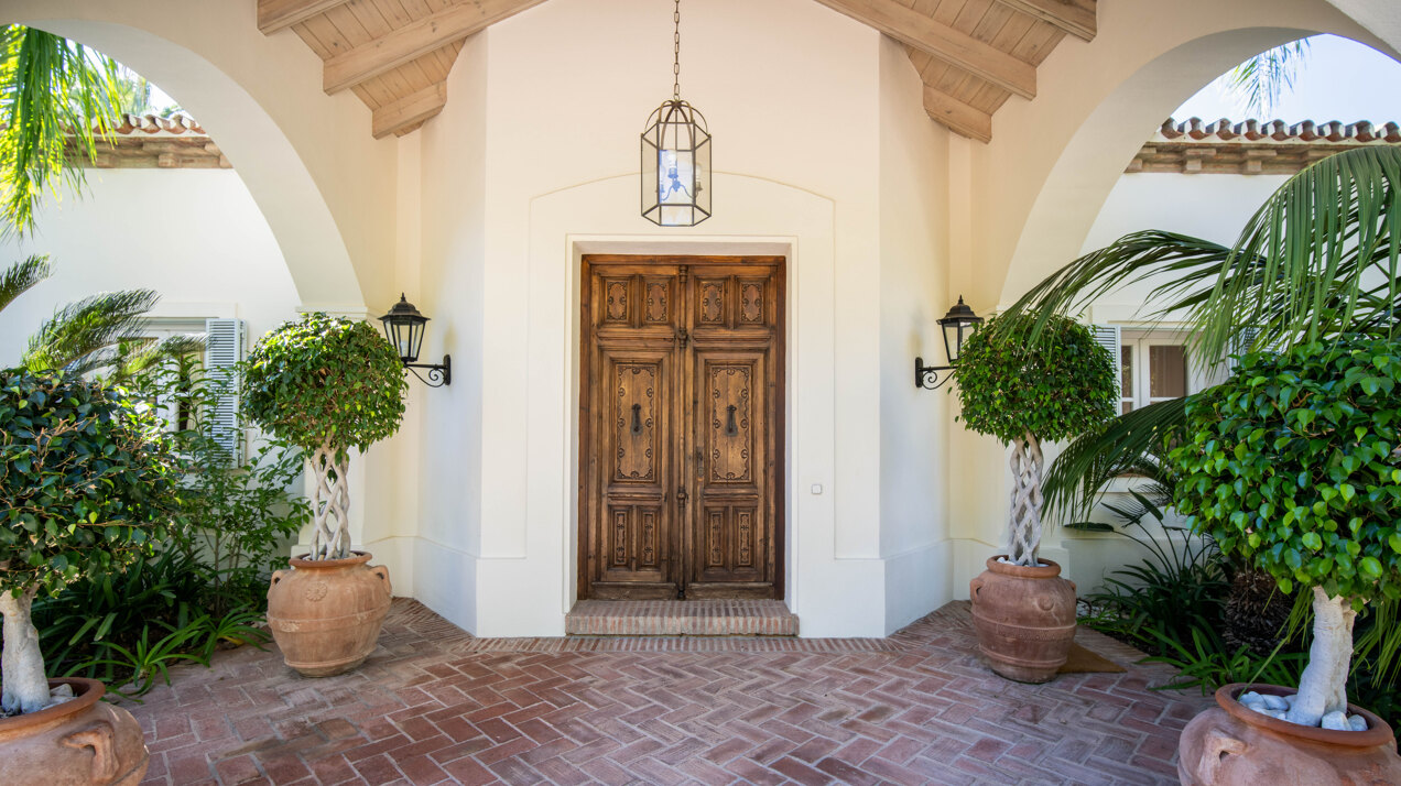 Timeless estate seamlessly blends style & privacy