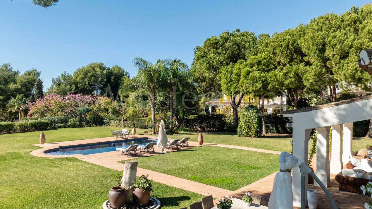 Timeless estate seamlessly blends style & privacy