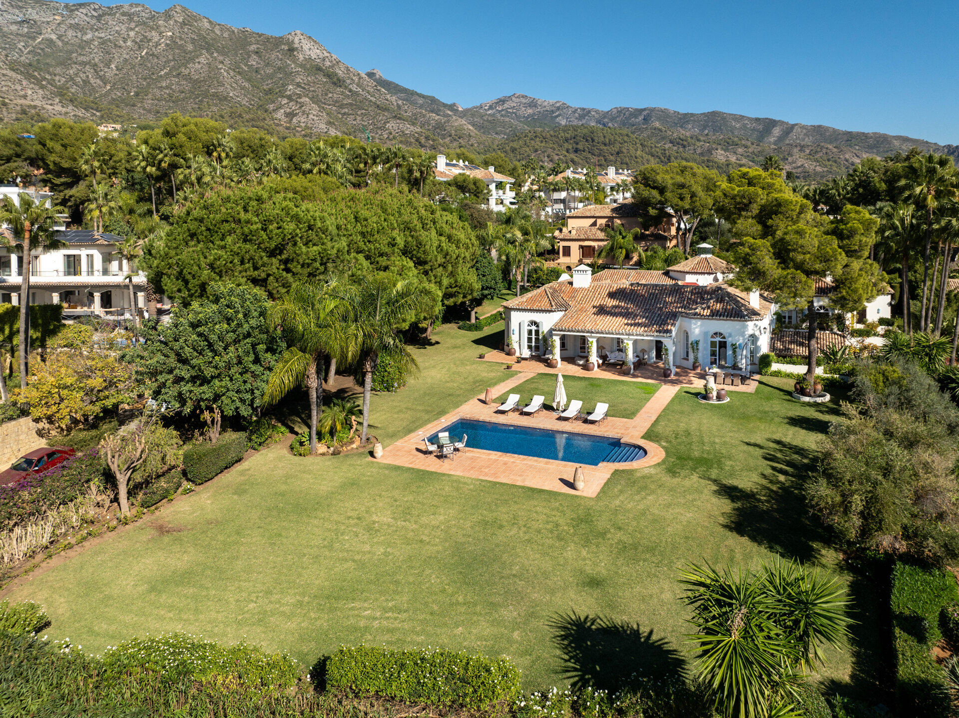 Timeless estate seamlessly blends style & privacy