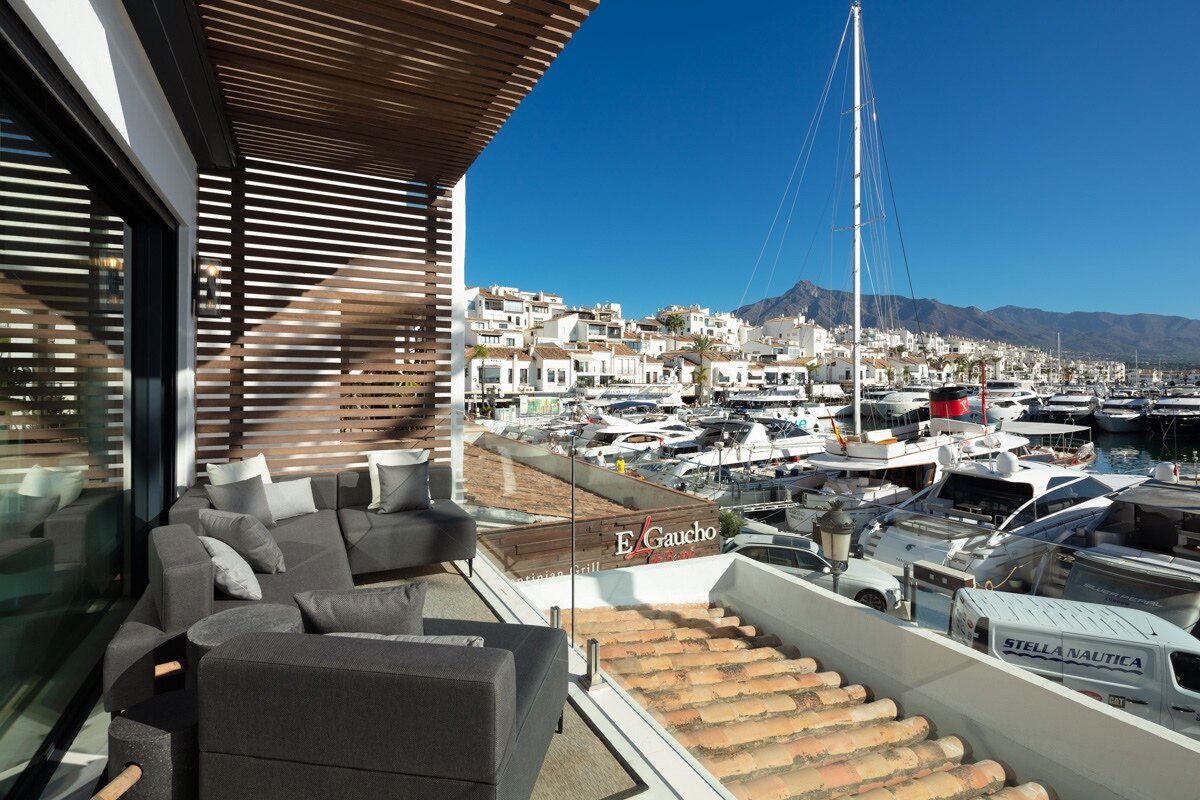 Sophisticated & dazzling frontline sea apartment