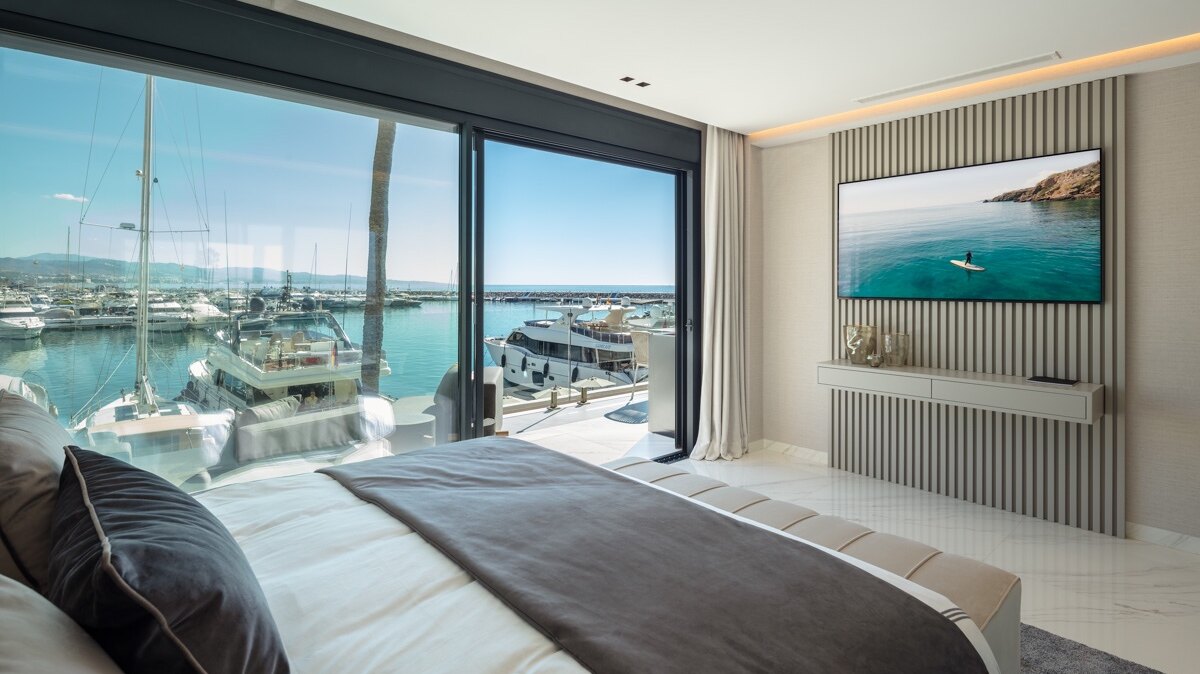 Sophisticated & dazzling frontline sea apartment