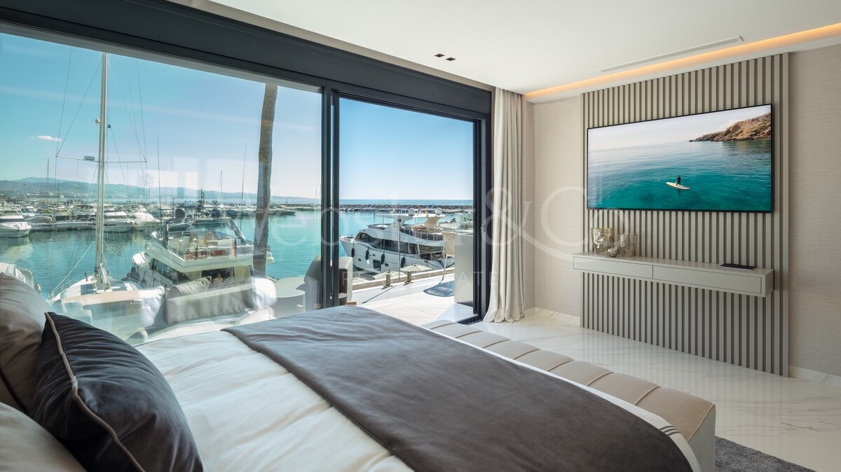 Sophisticated & dazzling frontline sea apartment