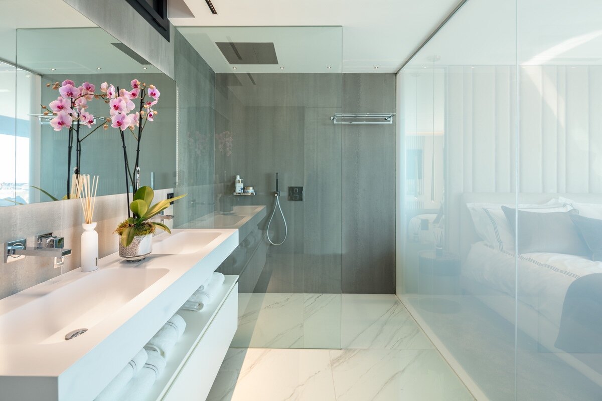 Sophisticated & dazzling frontline sea apartment