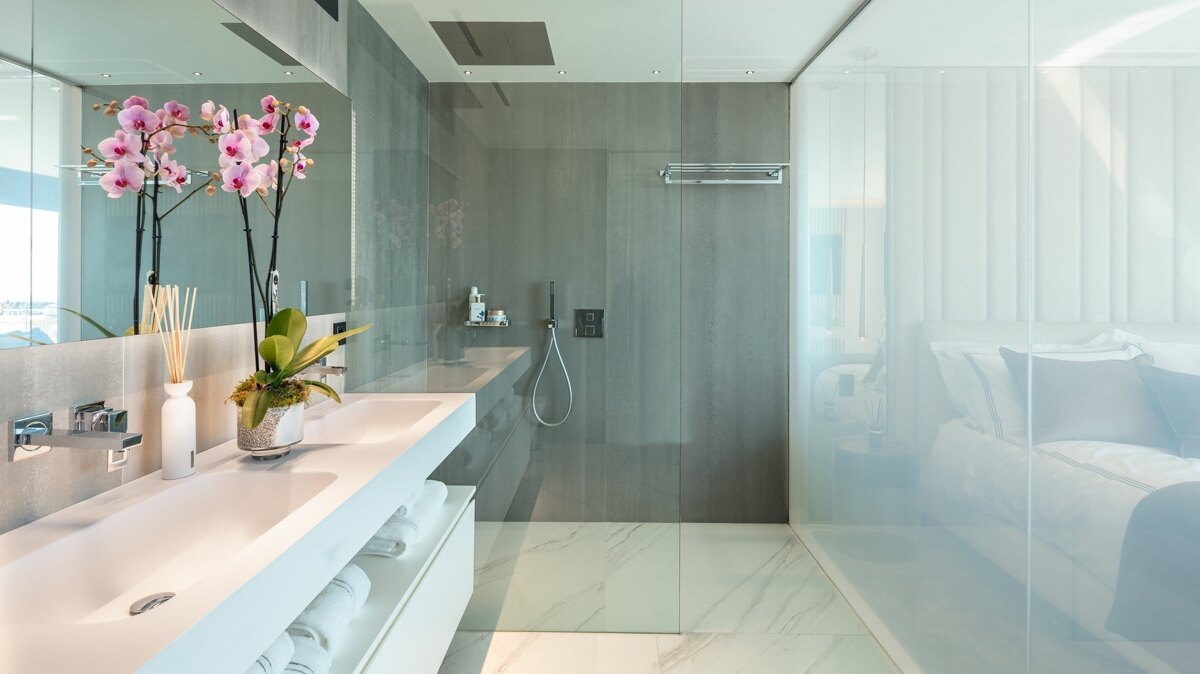 Sophisticated & dazzling frontline sea apartment