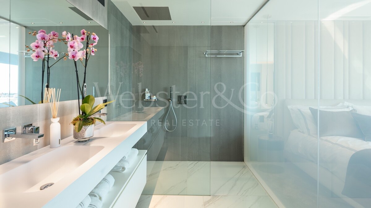 Sophisticated & dazzling frontline sea apartment