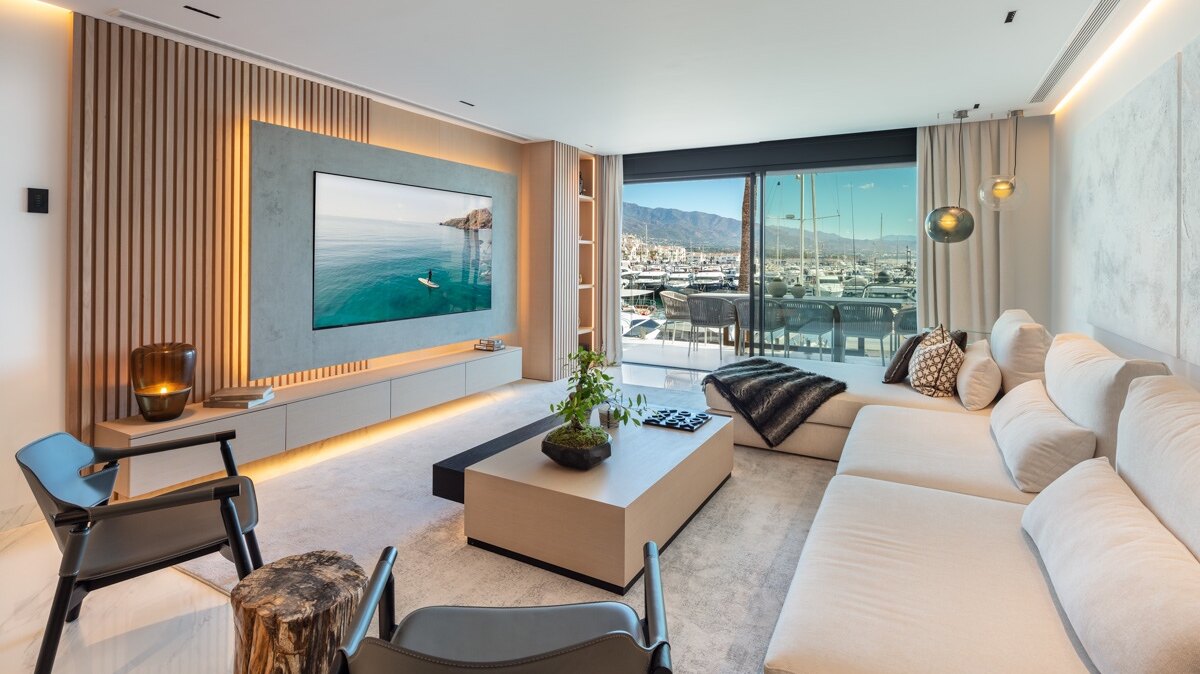 Sophisticated & dazzling frontline sea apartment
