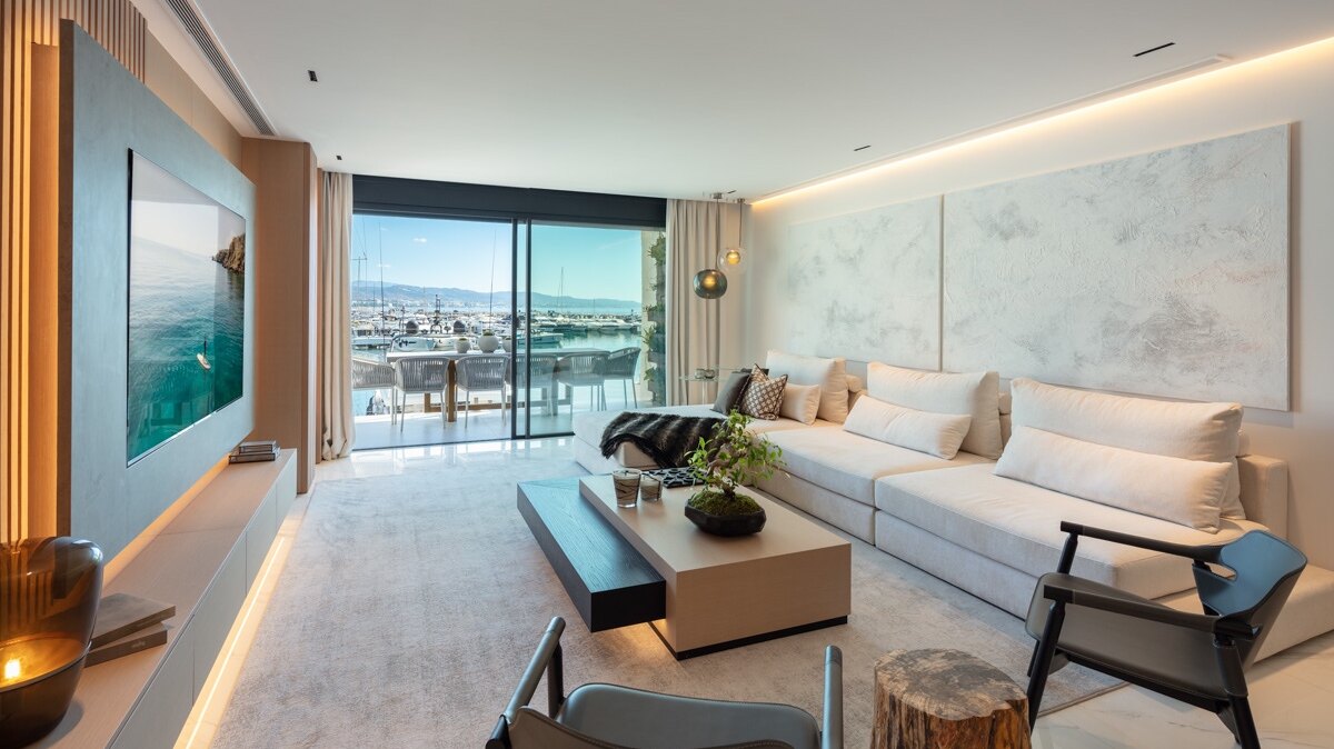 Sophisticated & dazzling frontline sea apartment