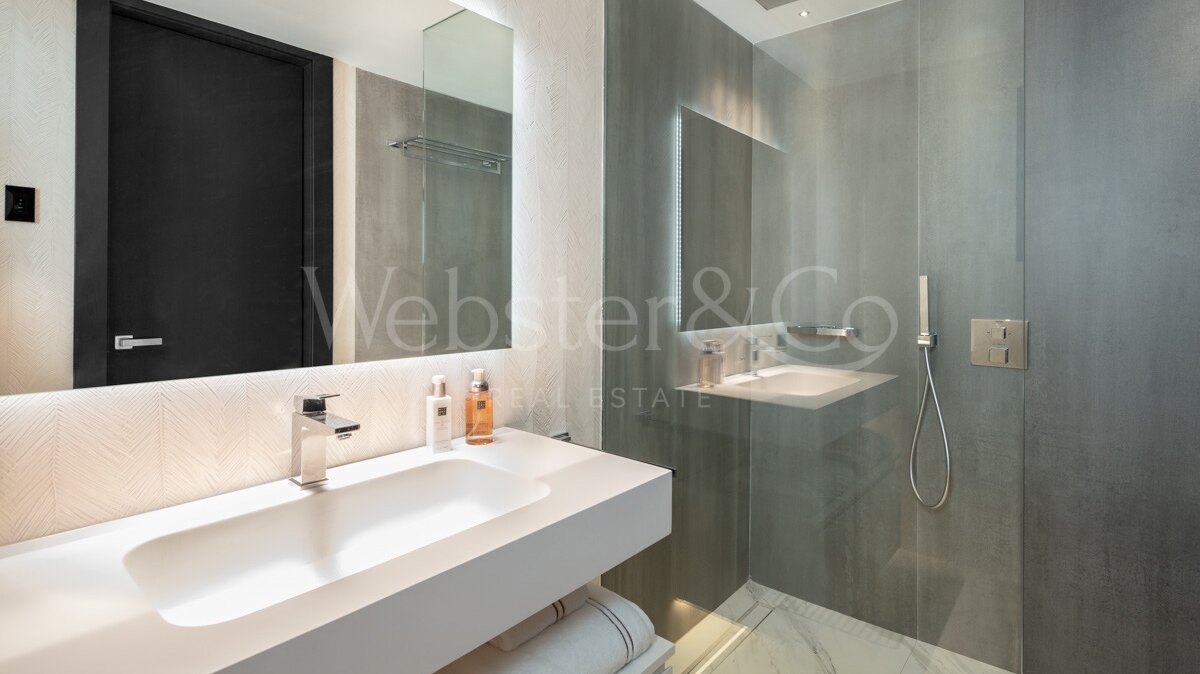 Sophisticated & dazzling frontline sea apartment