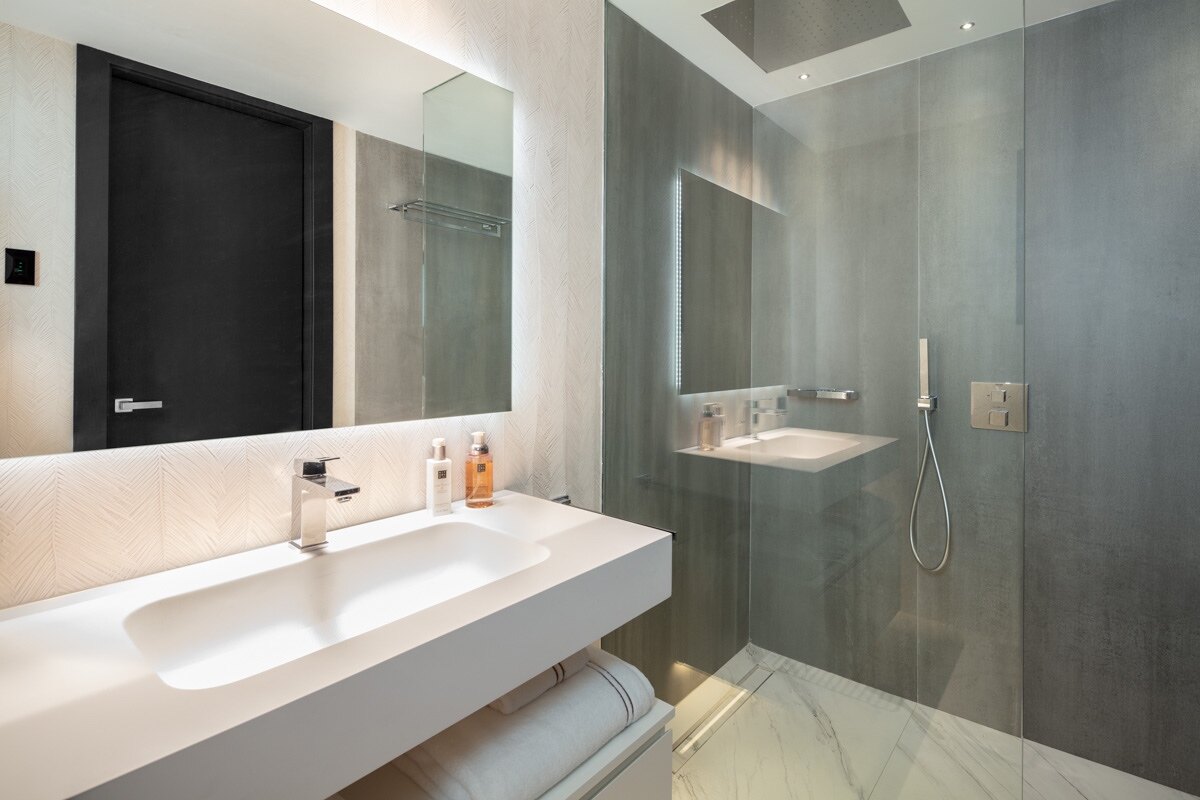 Sophisticated & dazzling frontline sea apartment
