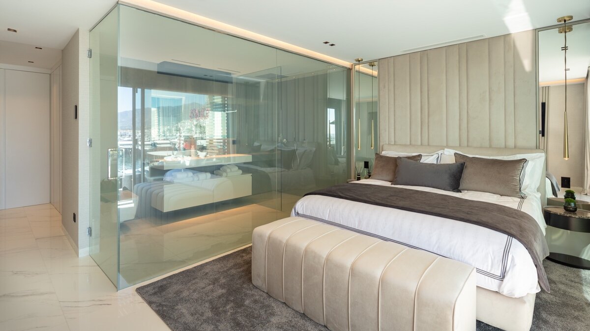 Sophisticated & dazzling frontline sea apartment
