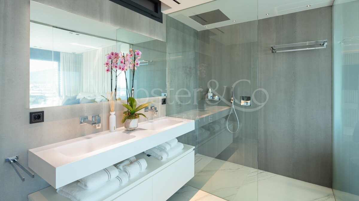 Sophisticated & dazzling frontline sea apartment