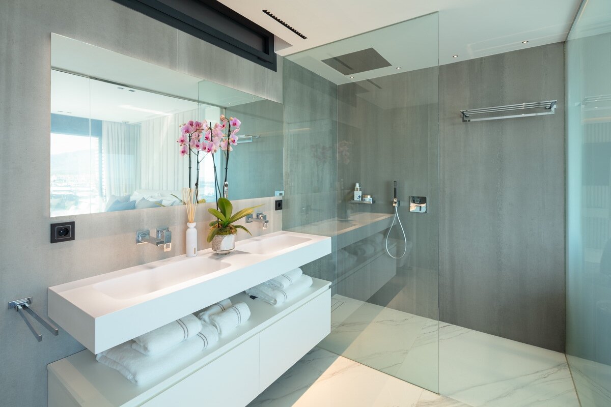 Sophisticated & dazzling frontline sea apartment