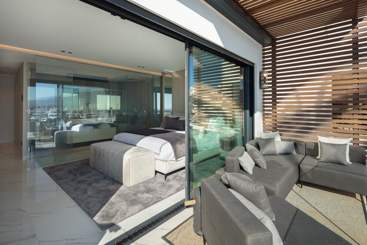 Sophisticated & dazzling frontline sea apartment