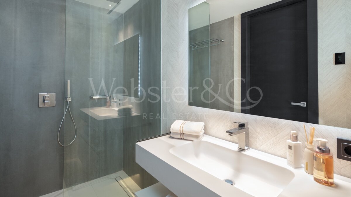 Sophisticated & dazzling frontline sea apartment