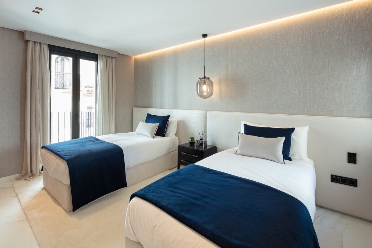 Sophisticated & dazzling frontline sea apartment